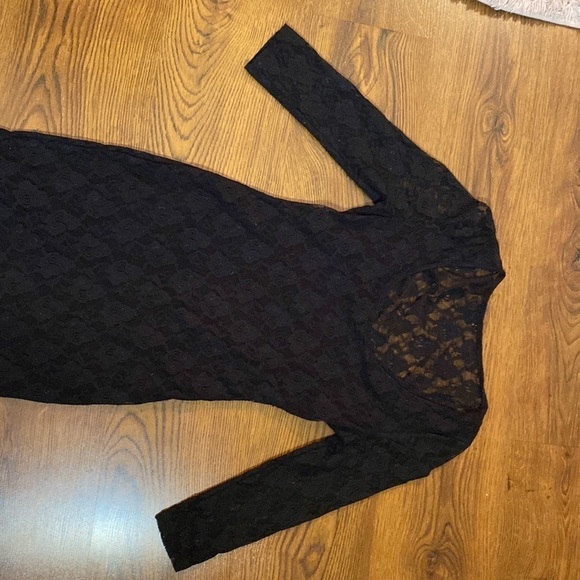 🌹Guess🌹 Black Lace Sleeves & Overlay Dress - Picture 3 of 7